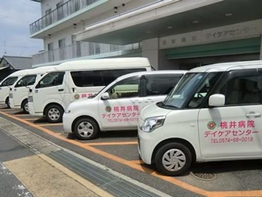 送迎車が並ぶ玄関前  