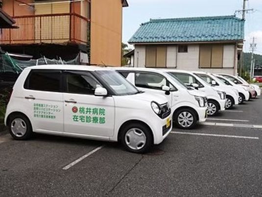 送迎車が並ぶ外観  