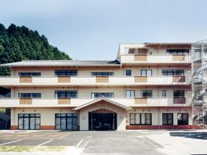 広々とした建物外観
