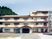 広々とした建物外観