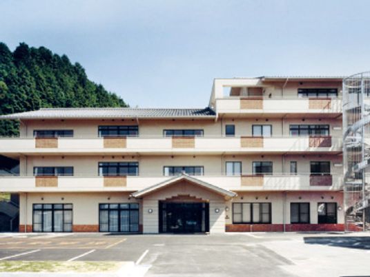 広々とした建物外観