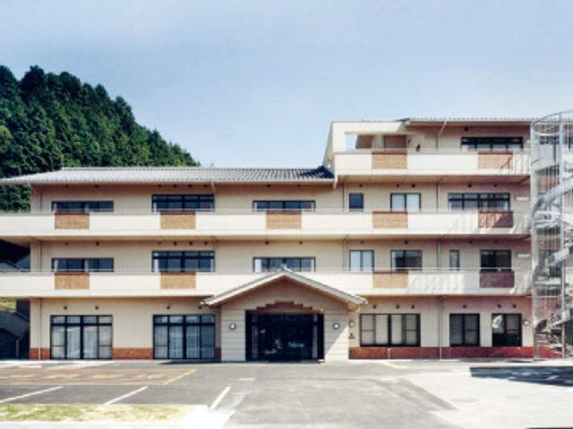 広々とした建物外観