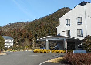 山の近くの建物