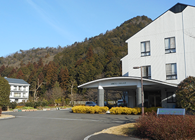 山の近くの建物