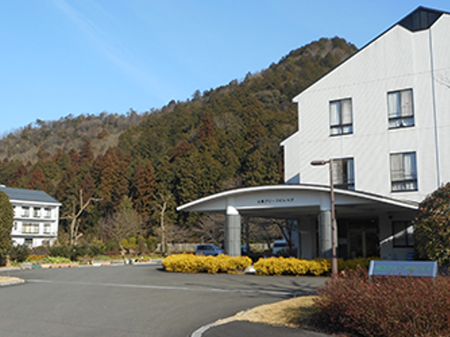 山の近くの建物 外観 山々を背景にした静かな環境の建物です。自然に囲まれた魅力的な立地です。