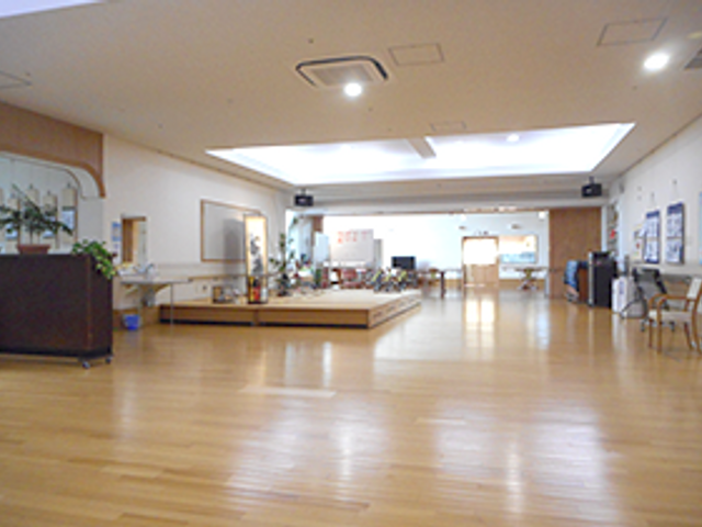広々とした多目的室 多目的室 広々とした明るいスペースで活動がしやすく、多様なイベントに対応できます。