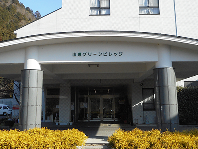施設入口 エントランス 広々としたエントランスで、快適に出入りできます。自然に囲まれた環境が整っています。