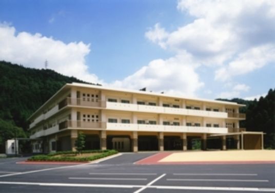 広々とした建物外観