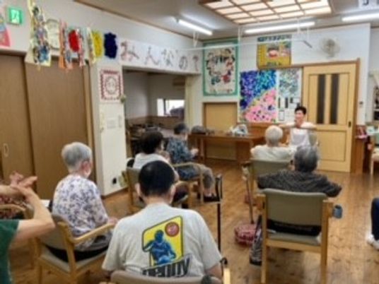 活動中の集会室