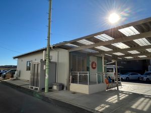 日差しが差し込む建物の外観