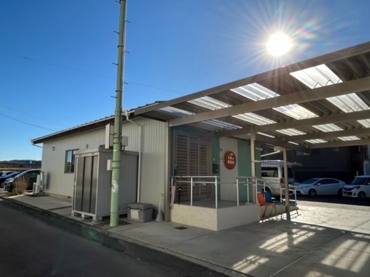 日差しが差し込む建物の外観
