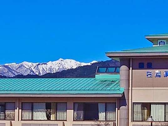 雪山望む施設外観  