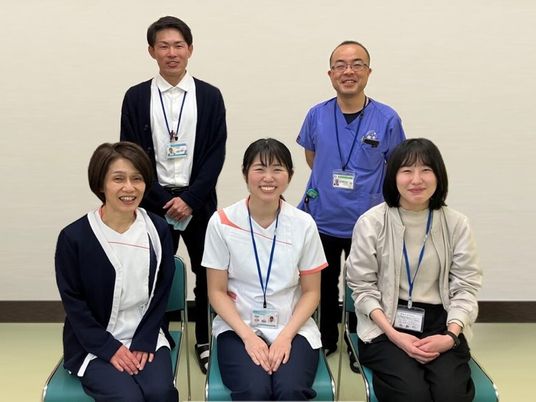 スタッフ集合の室内  
