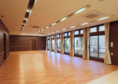 大きな窓が並ぶ室内