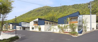 山を背景にした外観