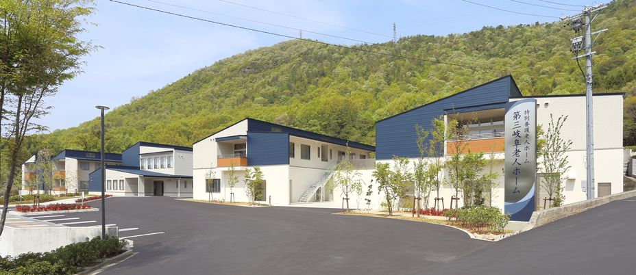 山を背景にした外観