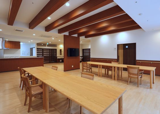 明るい木製テーブルの空間