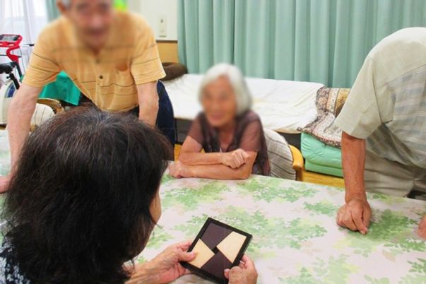 テーブルを囲む人々