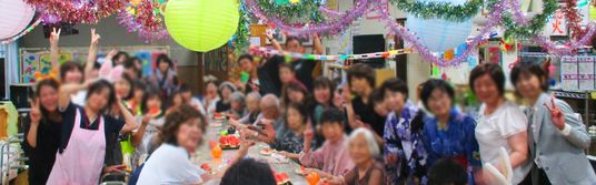 笑顔の集いが感じられる共有スペース