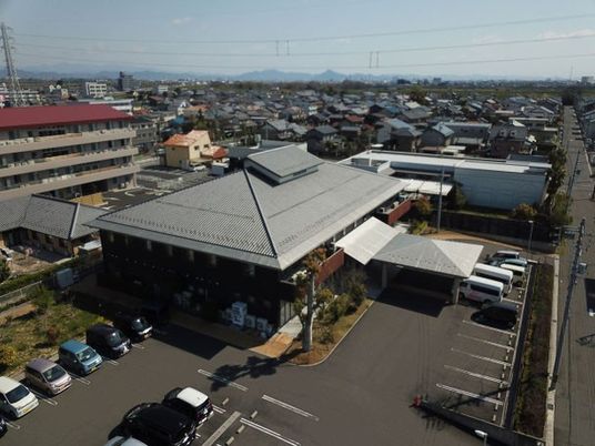 建物外観と駐車場  