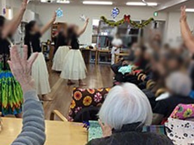 楽しいイベントの居室 居室 広々とした部屋で楽しげなイベントが行われています。参加者の皆さんが和やかに交流しています。