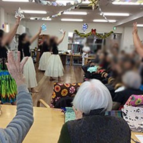 楽しいイベントの居室 居室 広々とした部屋で楽しげなイベントが行われています。参加者の皆さんが和やかに交流しています。