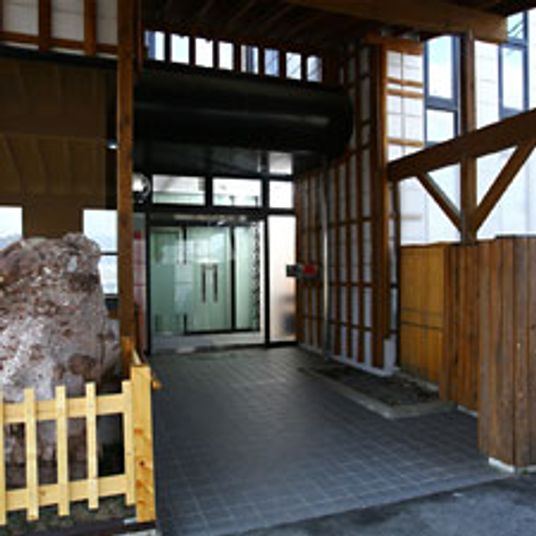 木材が多用された出入口