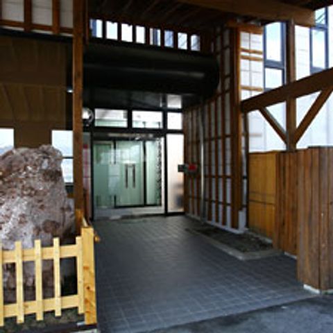 木材が多用された出入口 エントランス 自然の素材を活かしたデザインが魅力のエントランスです。和やかな雰囲気を演出しています。