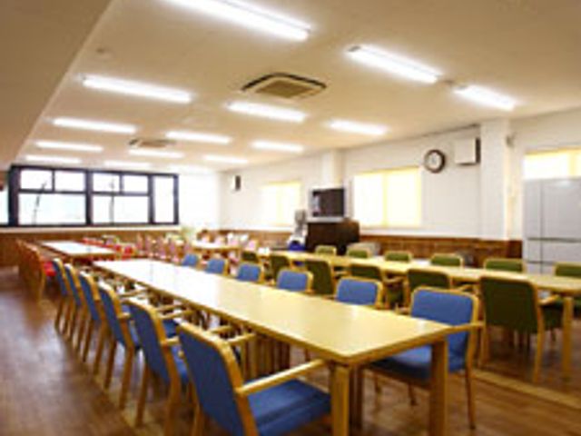 自然光が入る食堂 食堂 窓からたっぷり自然光が差し込み、開放感あふれる食堂です。広々としたスペースで快適にお過ごしいただけます。