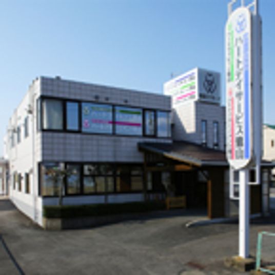 看板がある建物外観