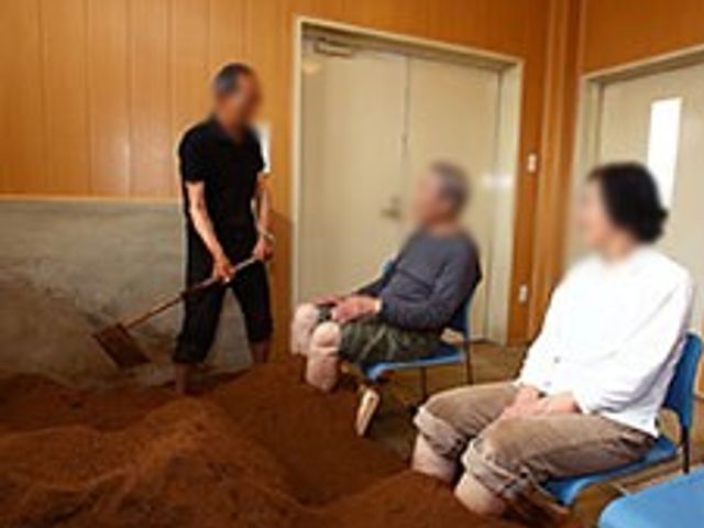リラクゼーションルーム 多目的室 土の中でリラックスする空間です。リフレッシュに最適ですので、職場としても魅力的です。