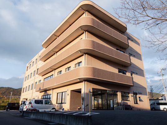 ベージュ色の建物外観