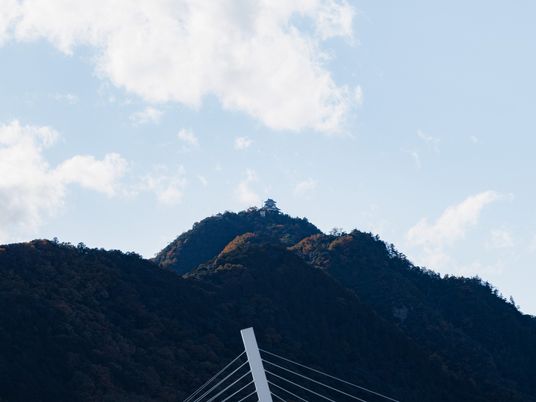山の頂上の建物