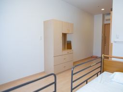 ベッドと収納の居室