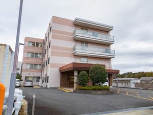 明るい外観の建物