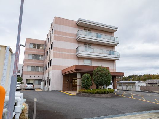 明るい外観の建物