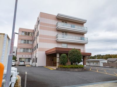 明るい外観の建物