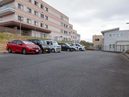 駐車場と施設の外観