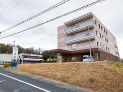 やすらぎの看板がある外観