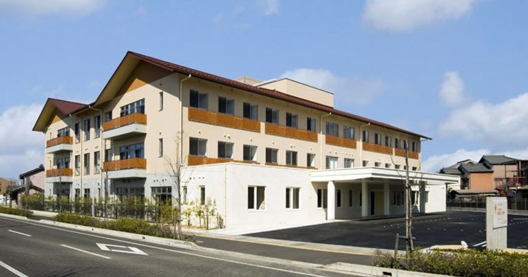 三階建ての建物外観