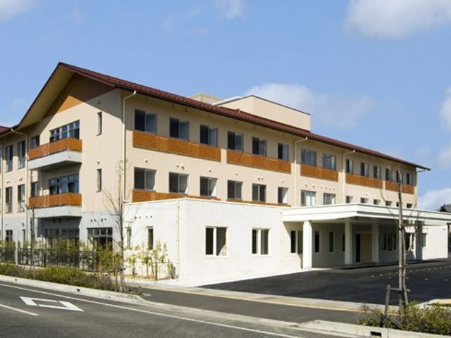 三階建ての建物外観 外観 三階建ての施設は、温かみのあるデザインで、日差しを取り入れやすい設計になっています。