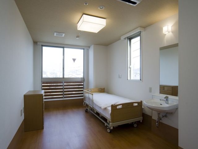 明るい個室の居室 居室 明るい自然光が差し込む居室です。シンプルなデザインで、快適な空間を提供します。