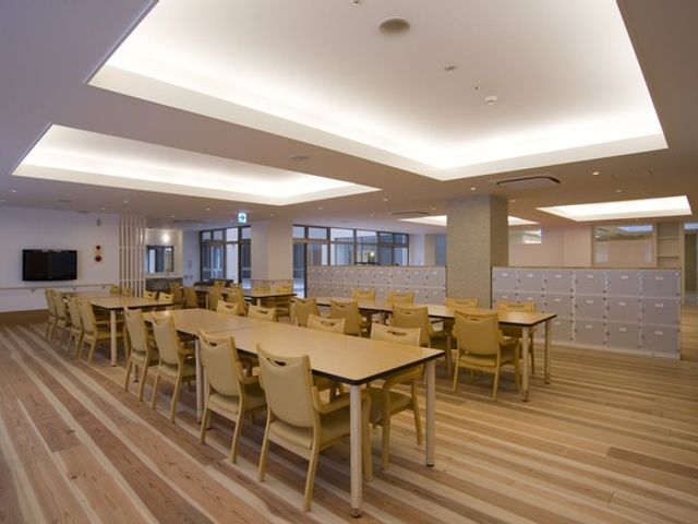 広いテーブルのダイニングルーム ダイニングルーム   広々とした明るい空間で、食事を楽しむことができます。車椅子にも優しい配慮が施されています。