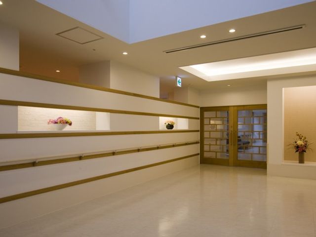 落ち着いた廊下 廊下 自然光が差し込む明るい廊下です。広々としており、移動も快適に行えます。