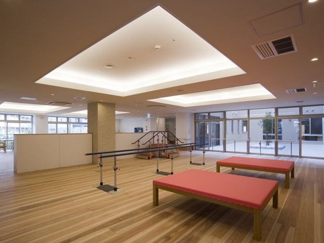 広々とした機能訓練室 機能訓練室 広々とした空間と自然光が差し込む明るい環境が特徴のトレーニングスペースです。