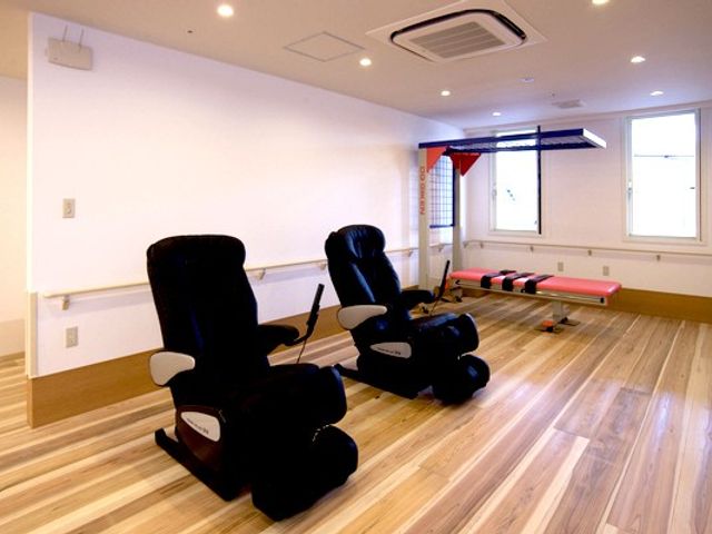 リラックスした雰囲気の機能訓練室 機能訓練室 自然光が入る明るい空間で、快適にトレーニングを行えます。リクライニングチェアでリラックスも可能です。
