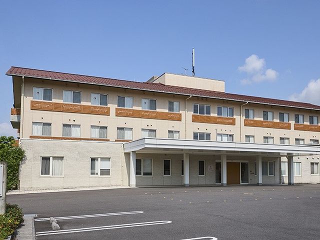 木造の３階建ての外観 外観 ゆとりある駐車スペースとシンプルな外観が魅力です。仕事環境の充実を感じられます。