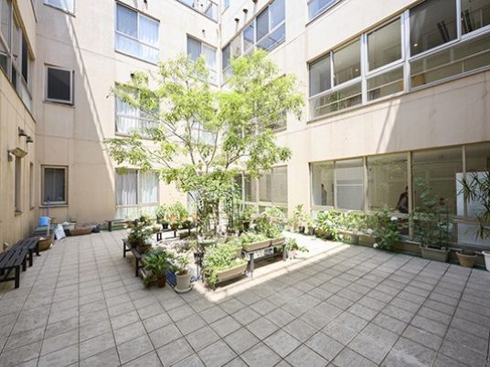 開放感ある中庭