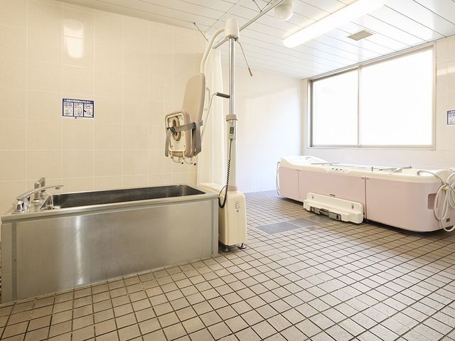 入浴設備の浴室 浴室 利用者が安心して使える広々とした入浴空間です。機器も整い、快適に過ごせます。
