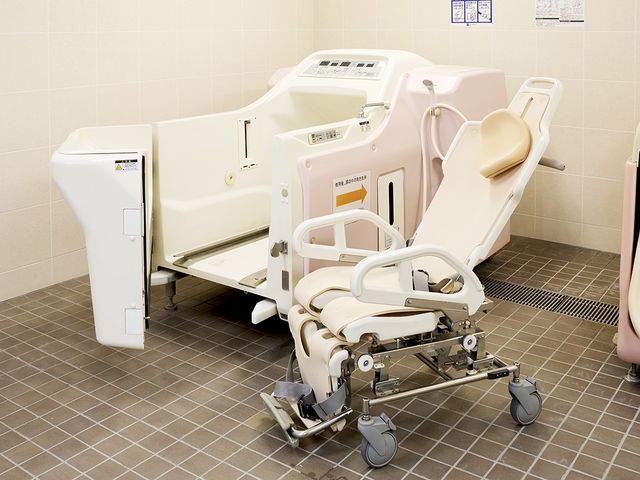 特殊浴槽と専用椅子の浴室 浴室 快適な入浴をサポートする設備が充実した空間です。利用者の方の安全を考慮した設計になっています。